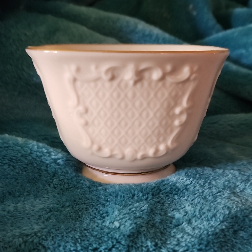 Elegant Cream Decorative Bowl